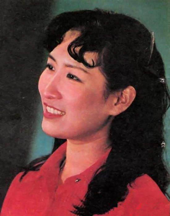 原创唱《黑猫警长》的沈小岑:当过水泥匠,嫁给外国人,63岁没孩子