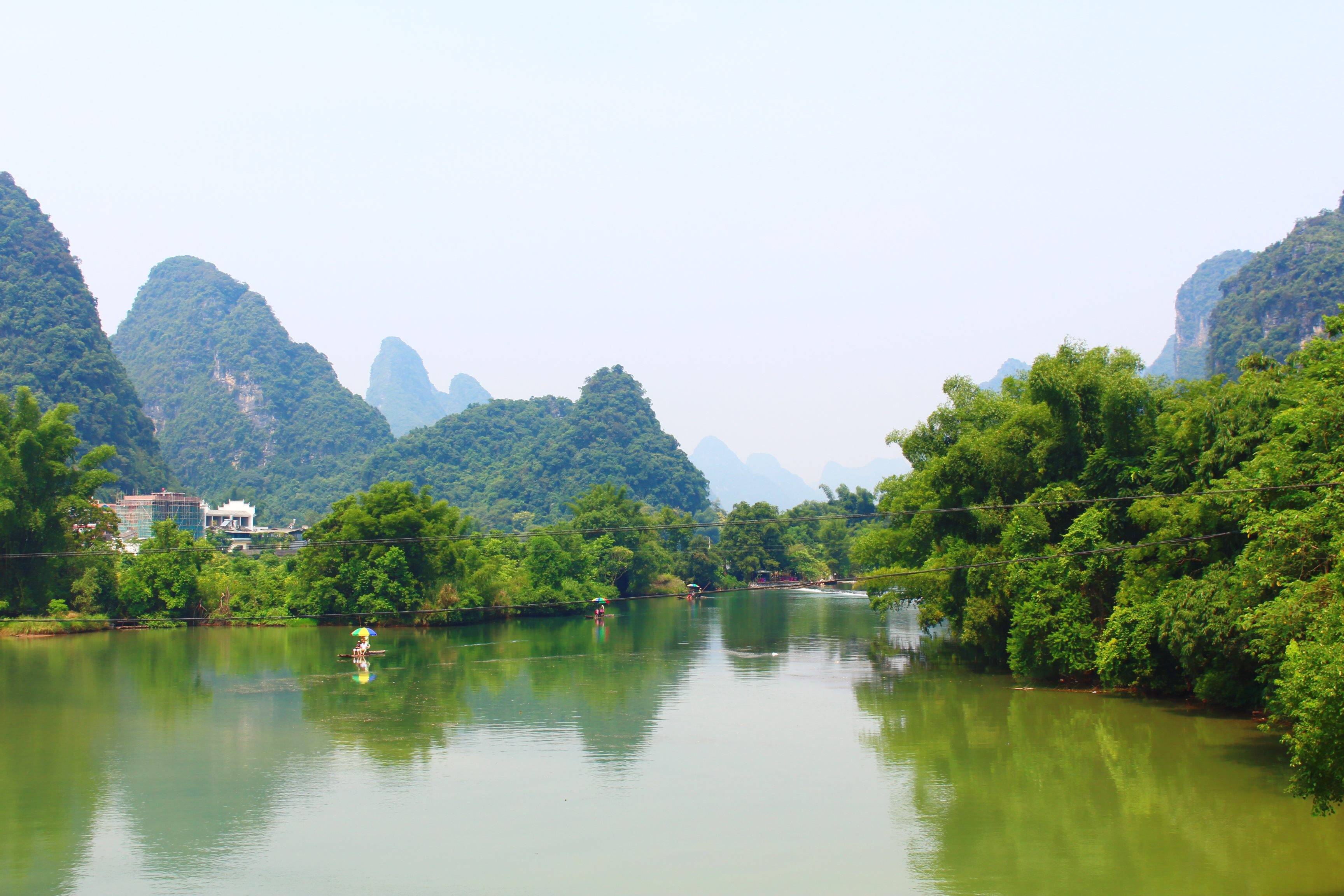 在 陽朔 十里畫廊有許多景點,蝴蝶泉,遇龍河,古道圖騰和月亮山等等