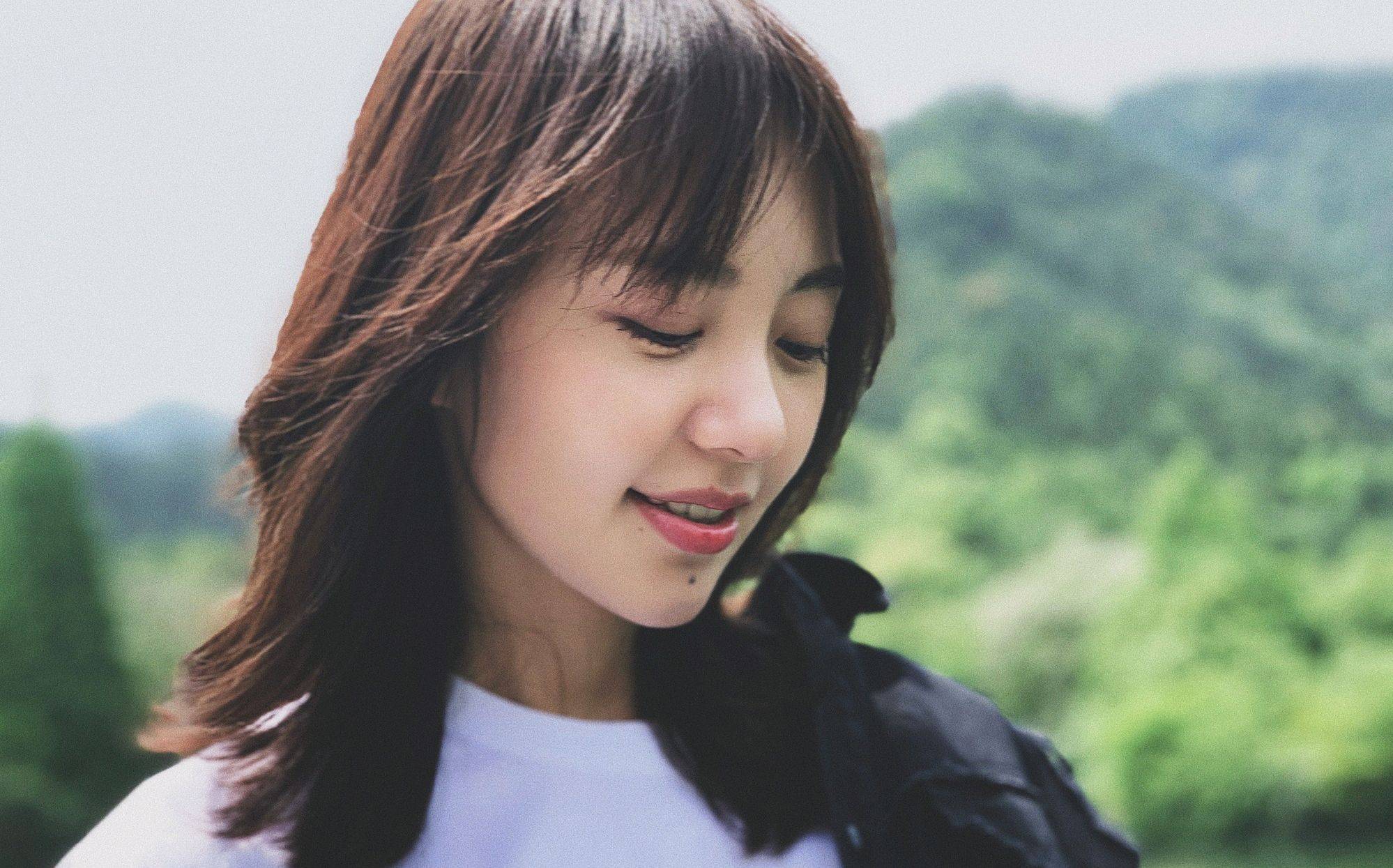 原创孙耀琦是一个穿搭小能手,棕色套装配藏青色渔夫帽,俏皮又时髦