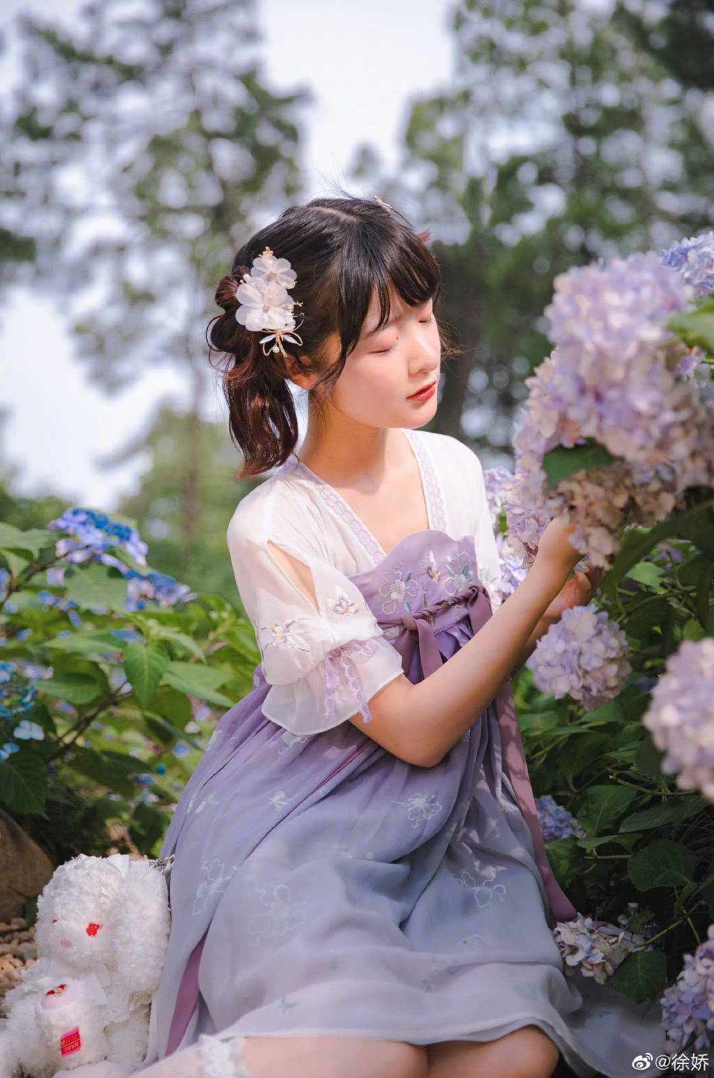 原创徐娇晒汉服美照妆容精致,举手投足间女人味十足