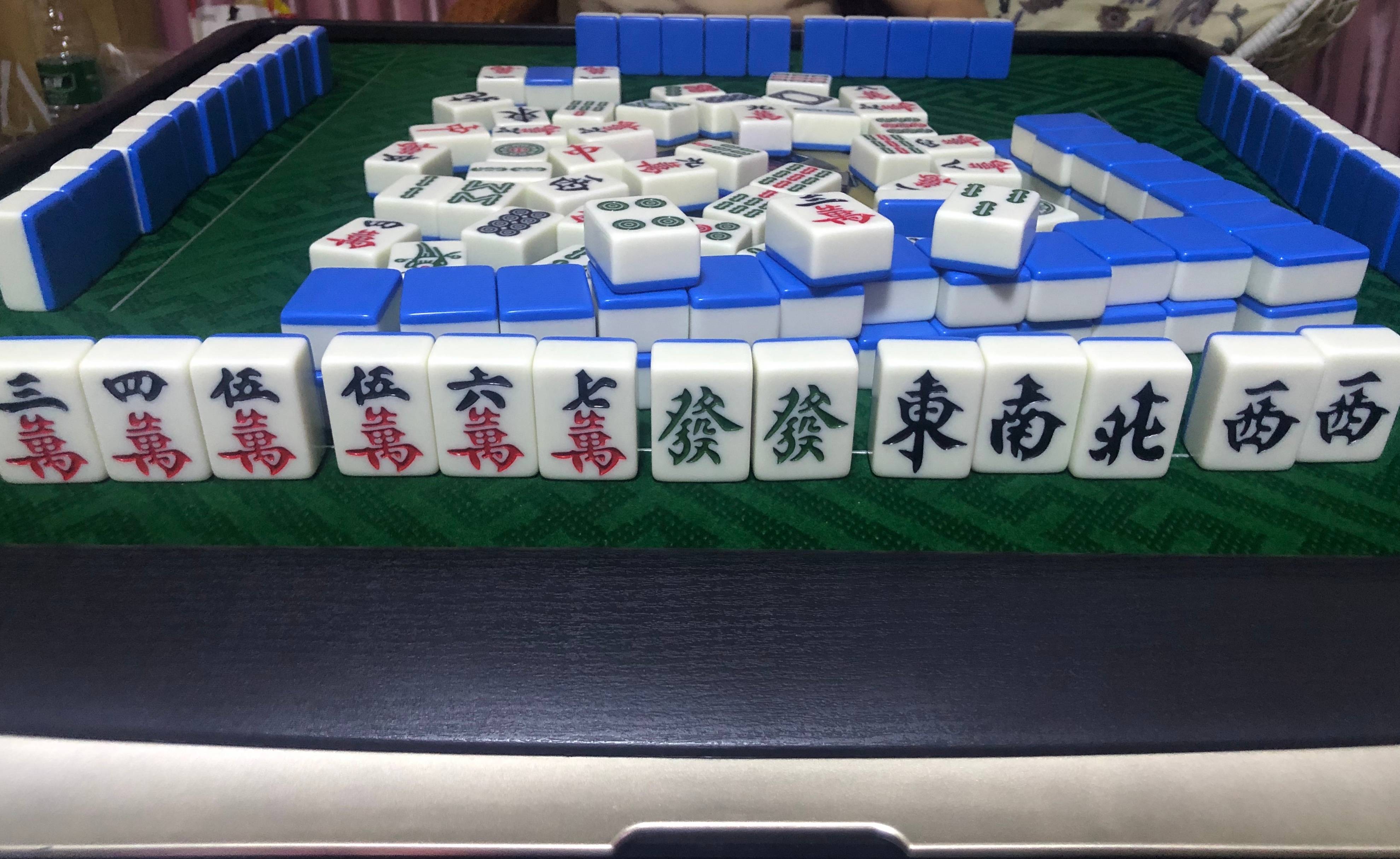 一,金蝉脱壳法麻将的诱牌技巧其实就是一种误导牌桌上的麻友舍牌战术.