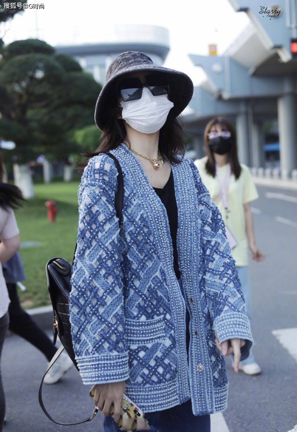 女明星们的机场穿搭少不了帽子的参与 低调简洁