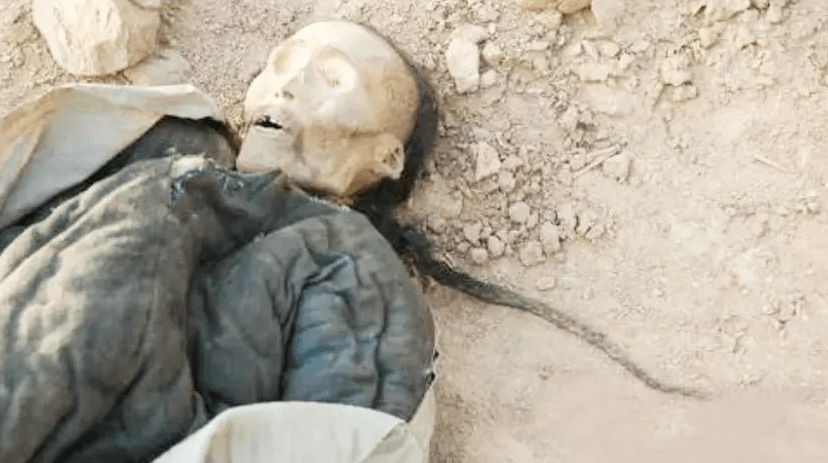 原创火焰山下挖出6具干尸戴帽子梳长辫宛如僵尸村民吓得报警