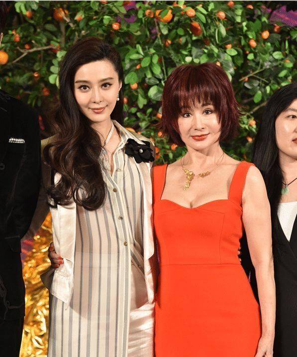 71岁潘迎紫有多作妖?活在滤镜里无法自拔,看到真实颜值后傻眼