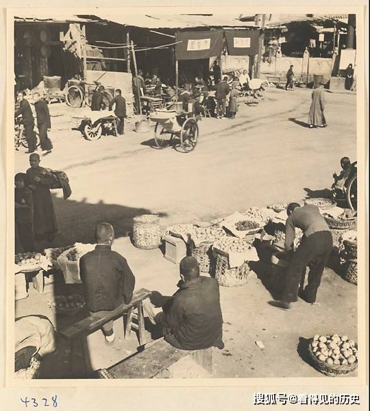 原创老照片 民国时期的河北保定 沿街摆摊叫卖的小商贩