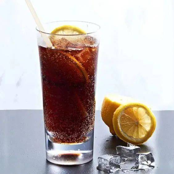 清爽味酸的柠檬,搭配可乐刺激的口感,让人生津解暑,精神一振.