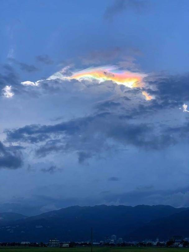 台湾高空现罕见彩虹云专家云朵冰晶折射阳光