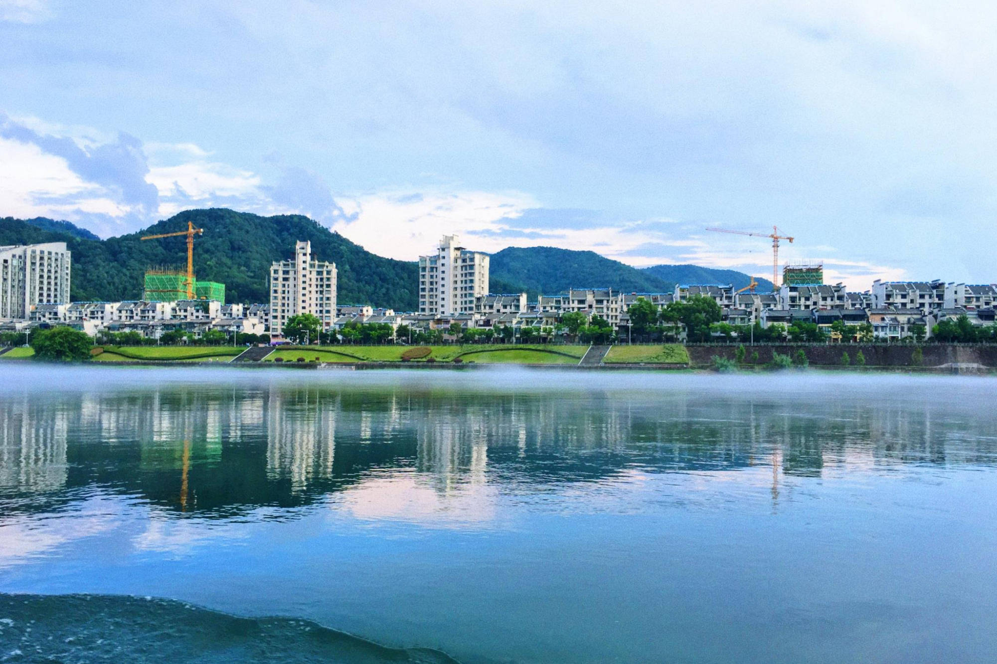 對於建德的印象,停留在這裡的大江大河上,建德境內有新安江,蘭江,富春