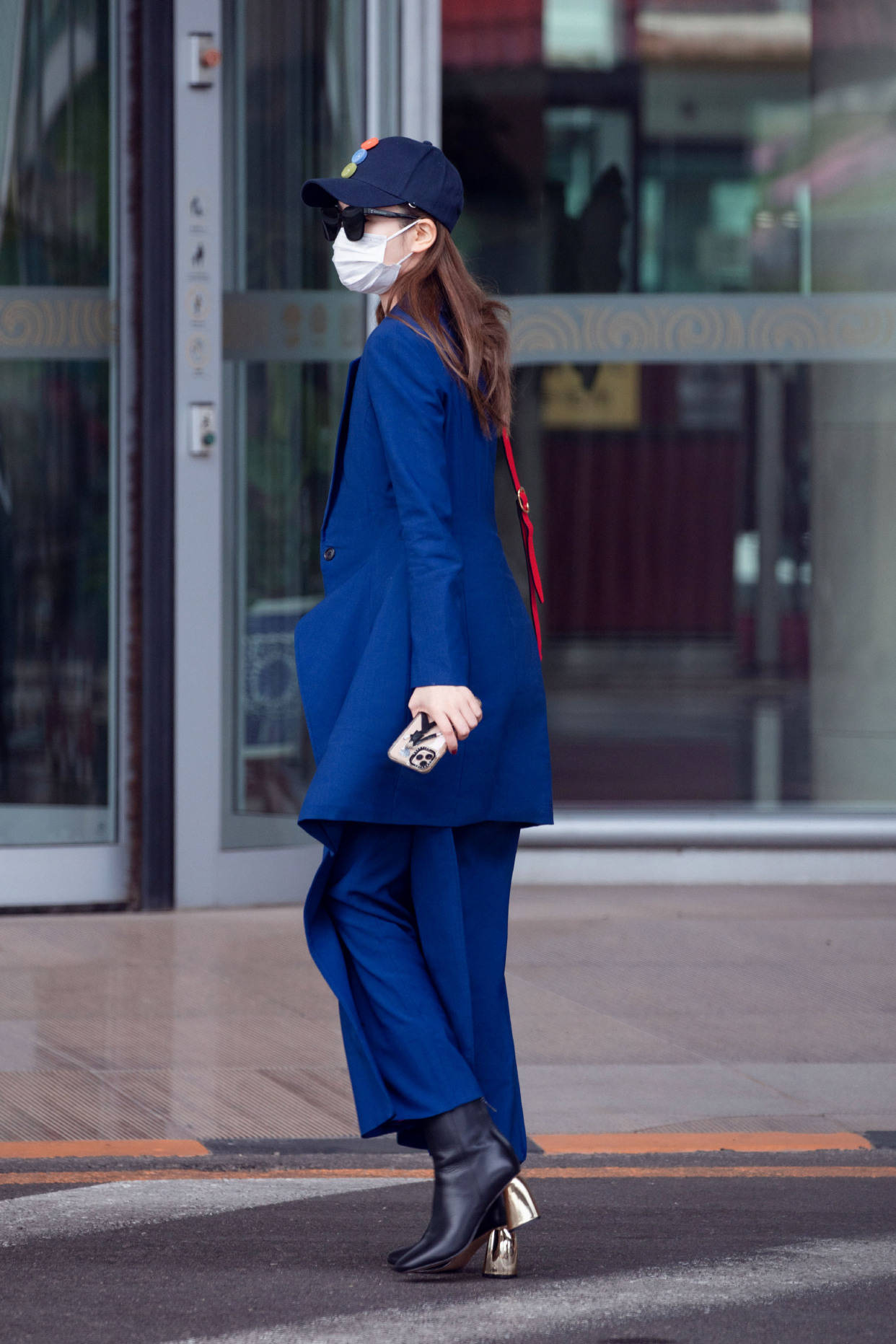 原创戚薇也太"高调"了,身穿蓝色西装配精致高跟鞋,清爽干练又时髦