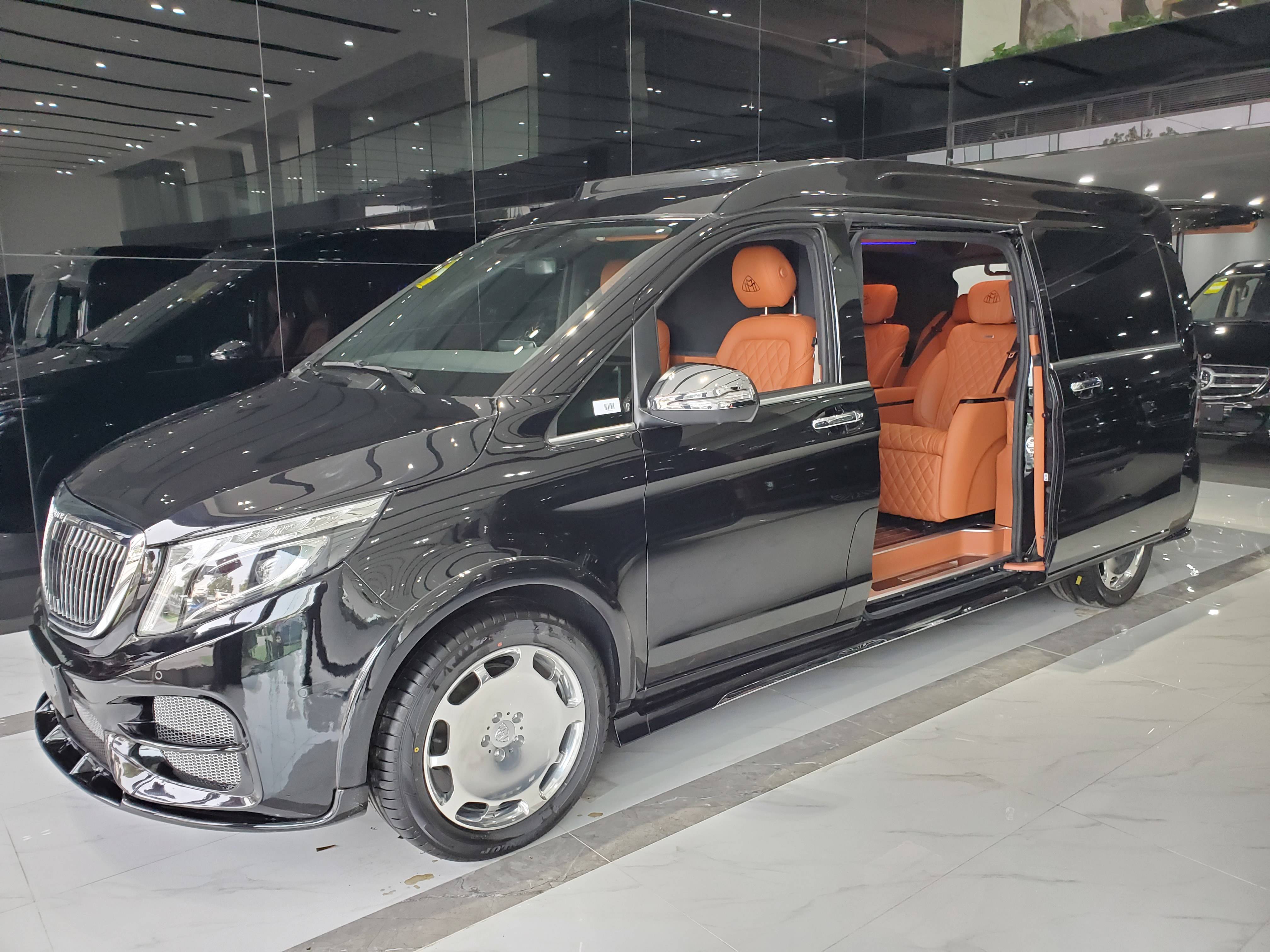 奔驰v260l七座商务车豪华高顶隔断订制迈巴赫版