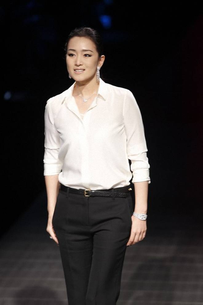 巩皇巩俐真霸气从未失手的经典穿搭秒变白衬衫女王