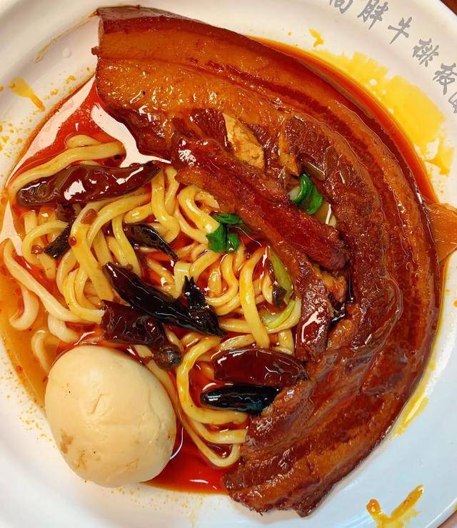 7张桌小店一月却能卖1000斤面火爆长春的牛排板面你吃过了吗