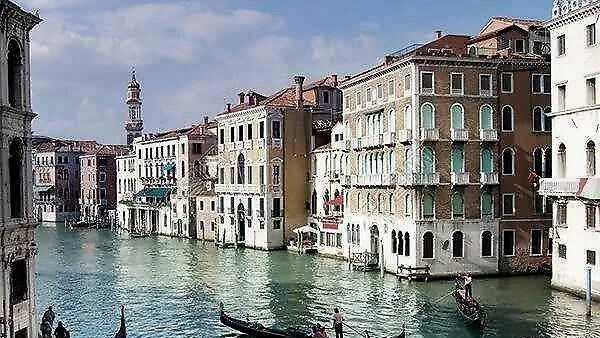 威尼斯的历代古建筑全部建在木桩上,太悬了