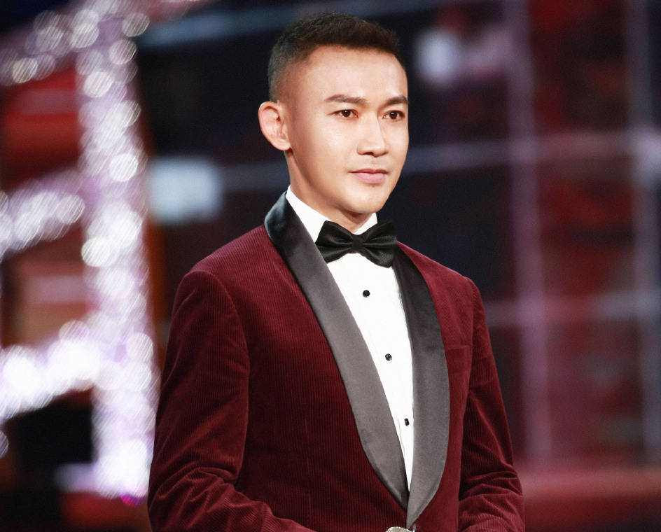 原创聂远夫妇走机场夫妻穿情侣装秦子越紧挽丈夫胳膊两人似连体婴