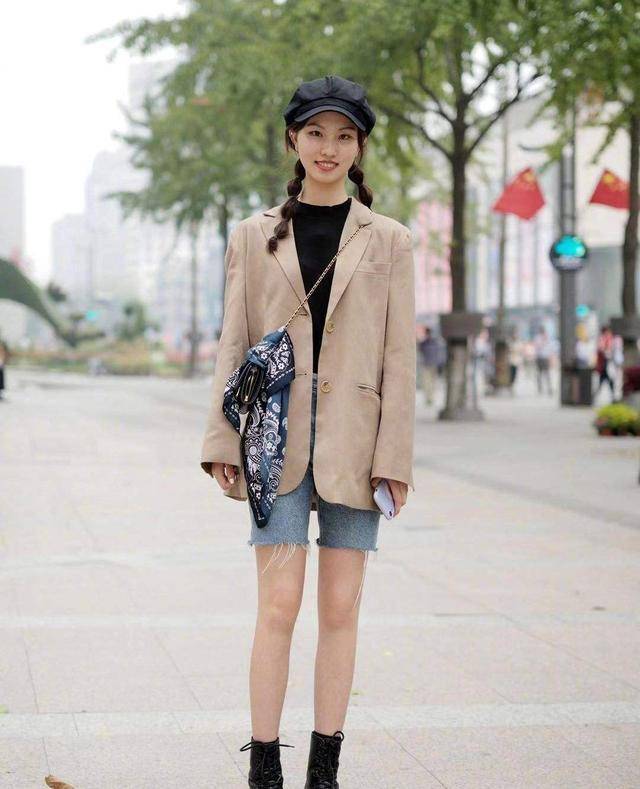 原创夏日街头女生短裤穿搭,不配t恤也很好看