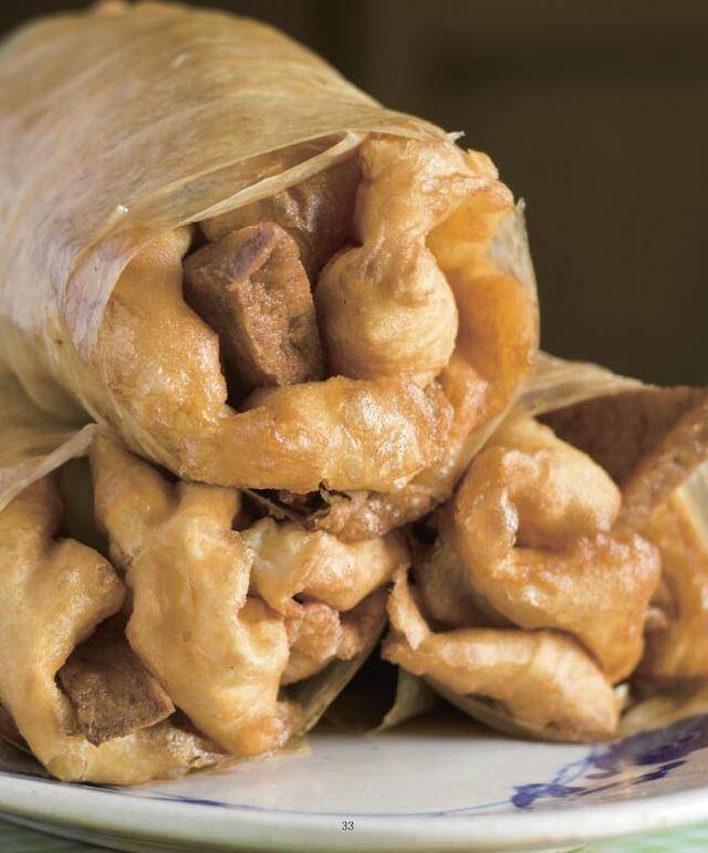 坐在矮凳低桌上吃的.豆沫算是河北这一带的小吃吧.好吃!