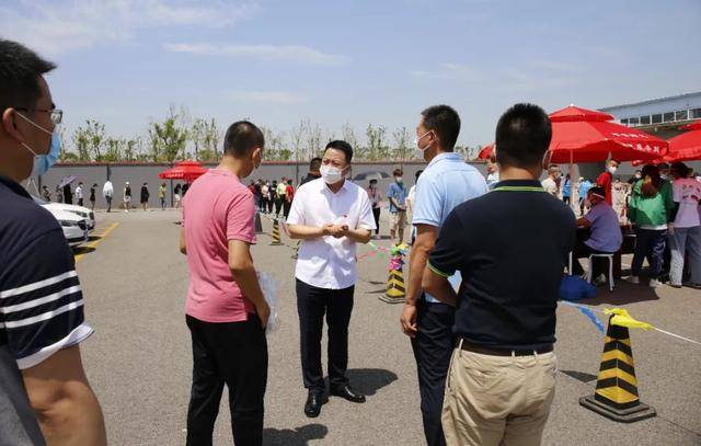 天竺地区党委书记李子腾,党委副书记,镇长周靖慧扛起责任,靠前指挥,冲