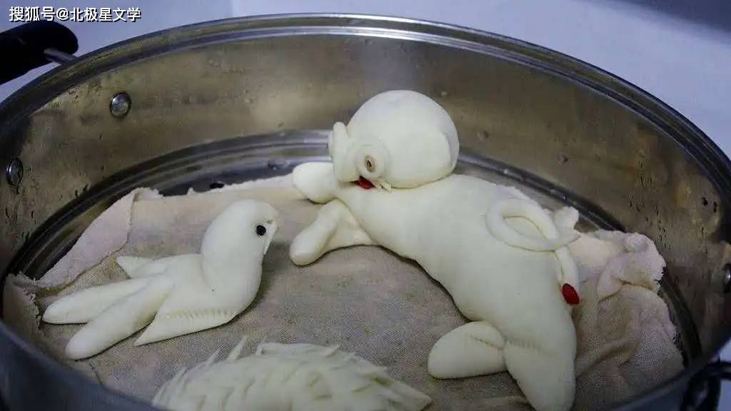 每年的清明,七月十五,妈妈都会捏许多面人,清明节捏小动物,七月十五捏