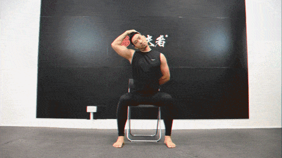 办公坐姿决定了你后背疼痛的程度,几个动作有效改善颈背疼痛