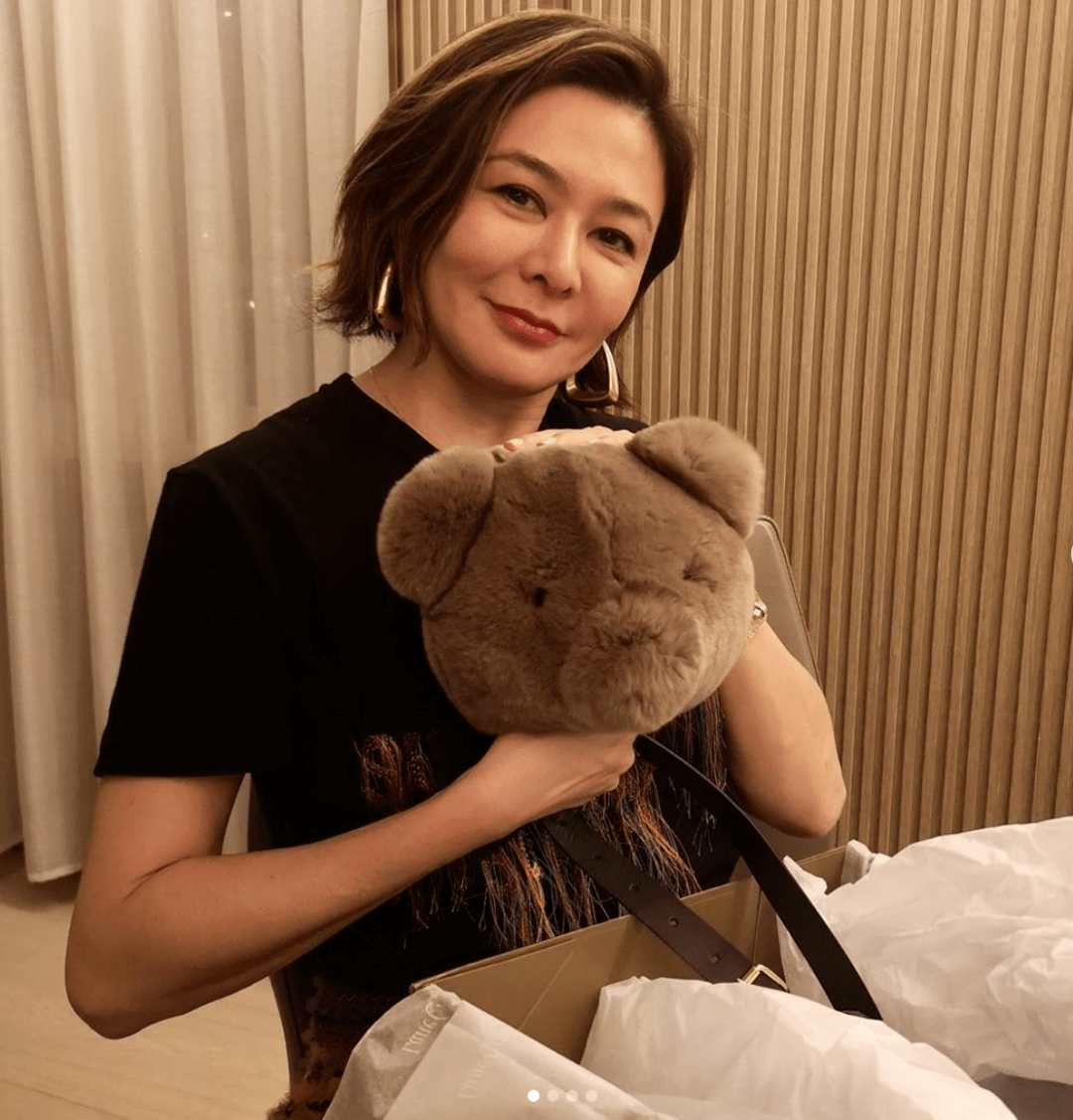 原创58岁"亿万富婆"关之琳,半山豪宅欣赏双彩虹,俯瞰维港无敌美景