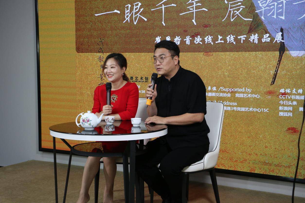 活动现场活动现场书画频道采访大都艺术馆馆长胡玮崔景哲老师为小粉丝