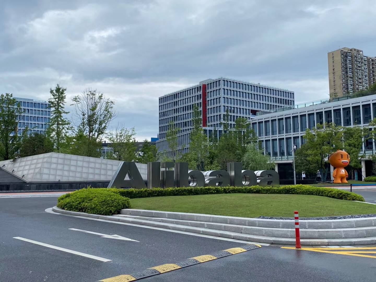 青葱新媒体ceo桑兮兮参观网红直播top1薇娅公司谦寻控股