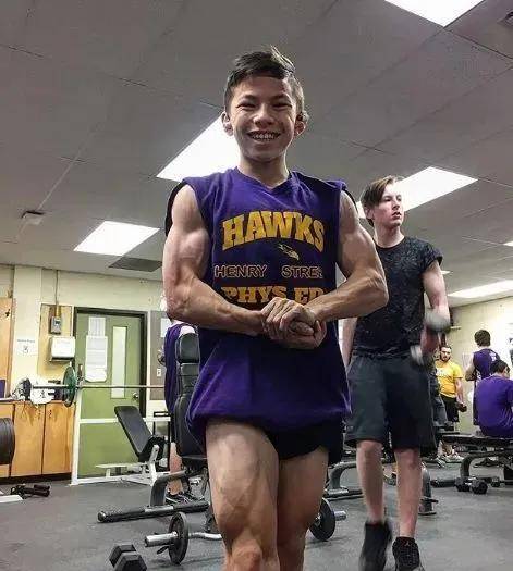 15岁练成肌肉猛男夺得健美冠军,这是地表最强少年!