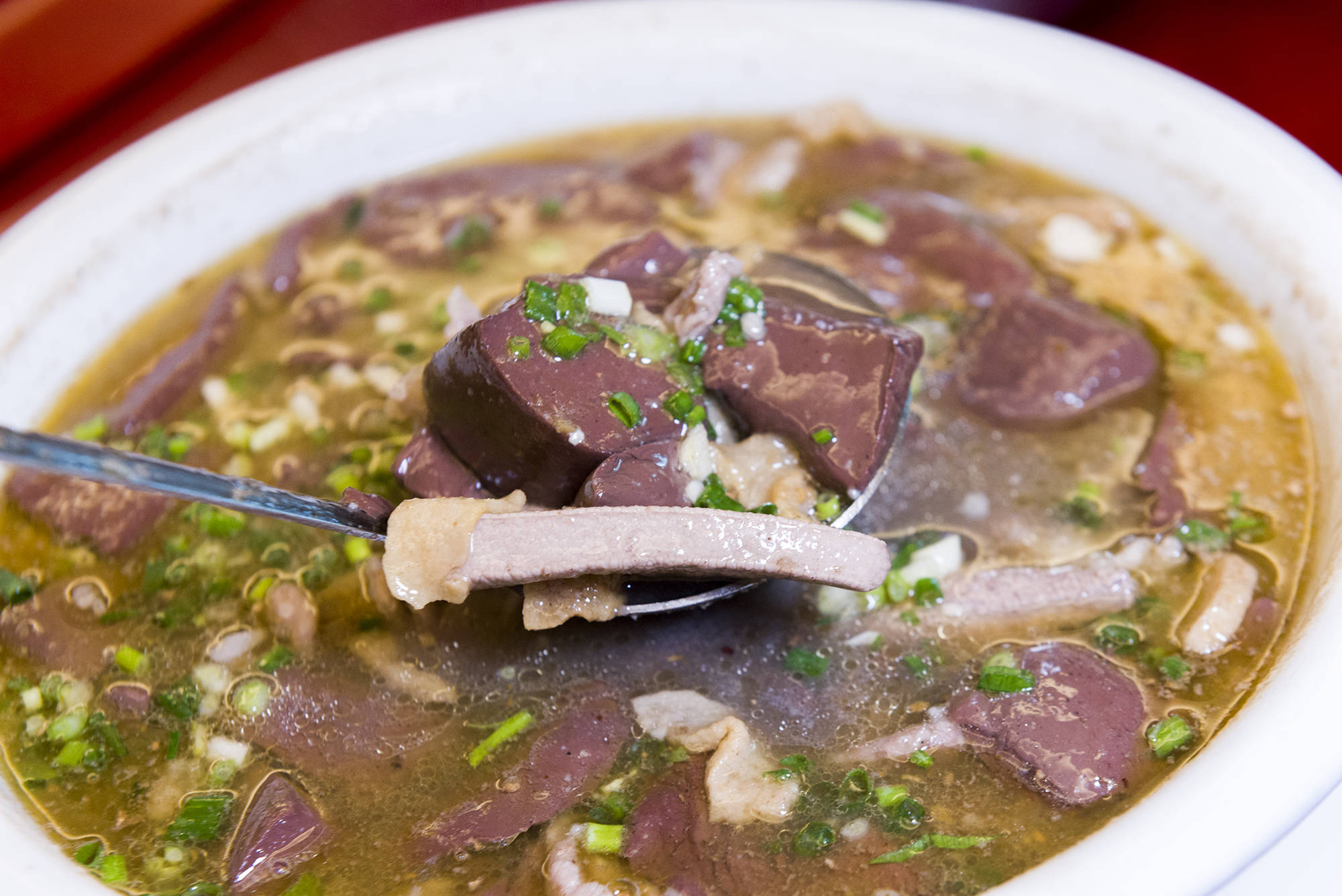 原创别的地方早餐吃粥粉面,这个小县城竟然吃猪红汤?网友:人间烟火