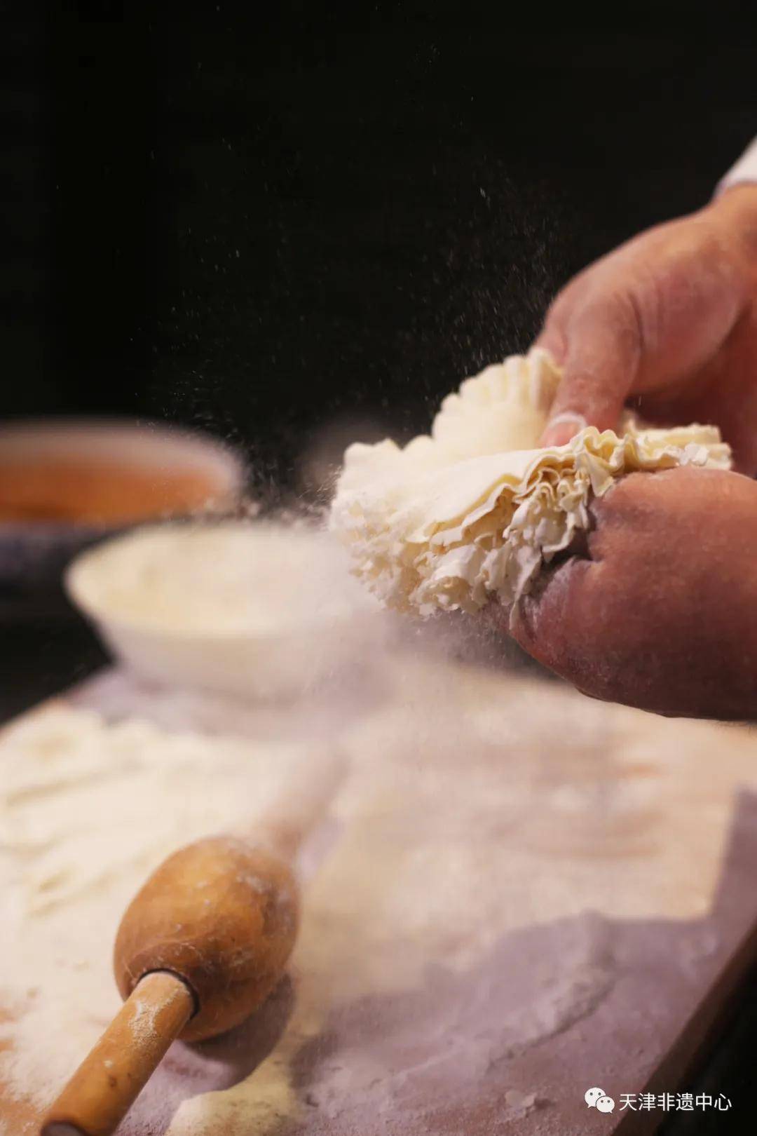 包烧麦:赵氏烧麦讲究烧麦皮薄,馅大,露天,包时倒着包,不掉馅儿,最后放