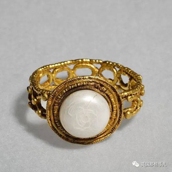 来自公元14世纪的黄金铭文戒,上面刻着一句话:送我这个戒指的人永远不