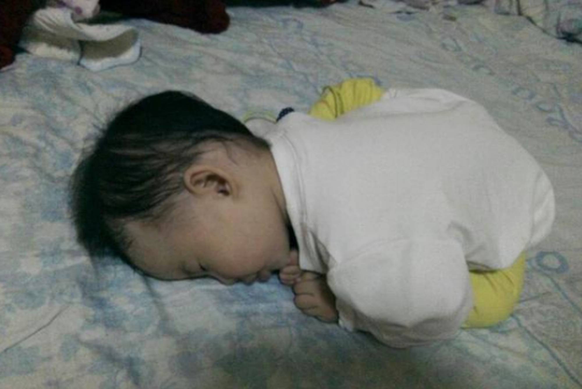 小宝宝究竟应该怎么睡？平躺还是侧躺？__小豆苗疫苗助手