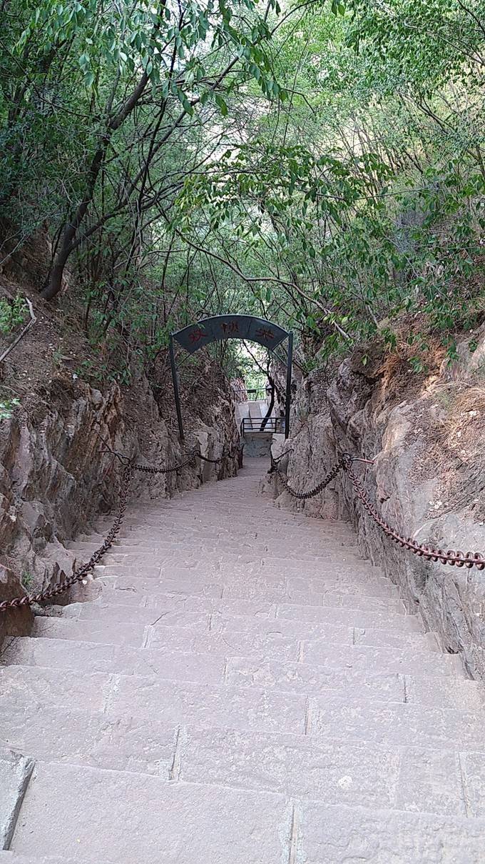 红旗渠步云桥横跨两山之间,举步惊鸿.