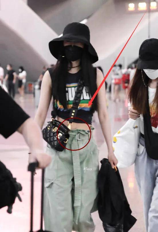 原创街拍很潇洒,但看到杨幂的肚脐眼,一言难尽