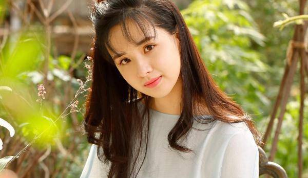 凭《花间提壶方大厨》走红,却无故消失两年,今抑郁却被公司上诉_蒋佳