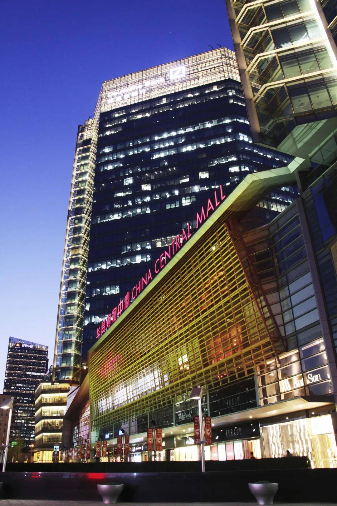 全新路虎卫士亮相北京华贸中心,续写"越野王者"神话!