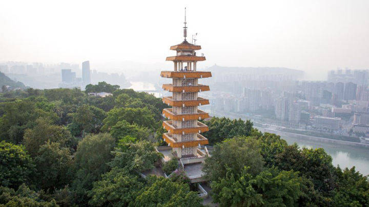 说到夜景,二厂最佳的夜景观赏地应该是渝中半岛的最高点——鹅岭公园