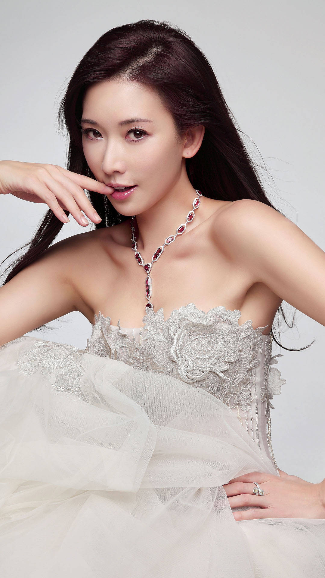 林志玲年轻的时候并没有让人觉得很惊艳,反而是越老越有味道,加上嗲嗲