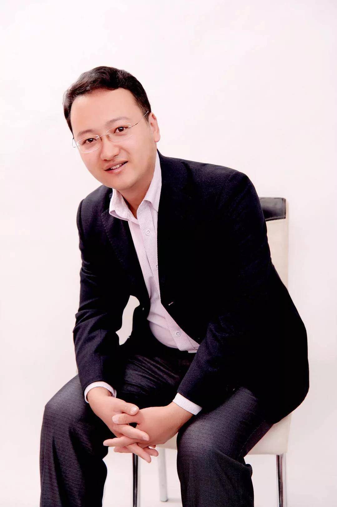人物行走在崩溃边缘的孩子值得被世界温柔以待明星咨询师李强
