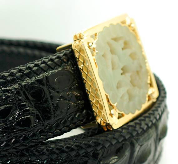 古玉镶嵌:他拿明代玉带板做成18k金皮带扣系在腰间,轰动古玩圈!