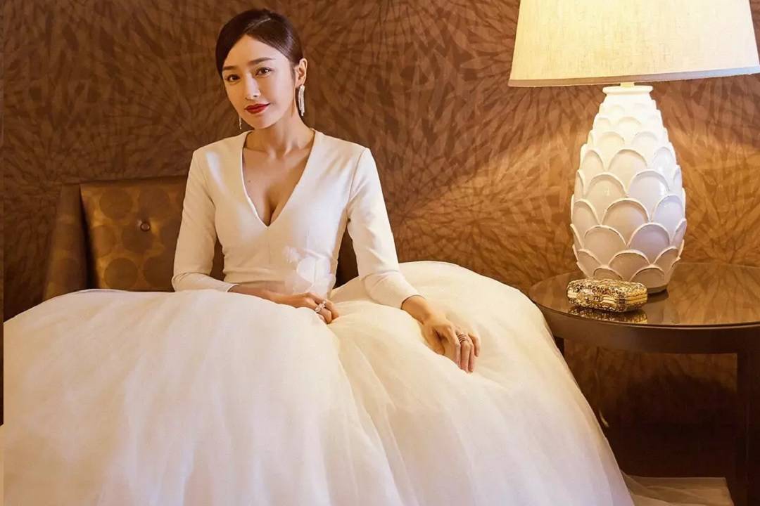 女明星穿旗袍站上相声舞台,佟丽娅典雅,柳岩柔媚,秦岚淑女范