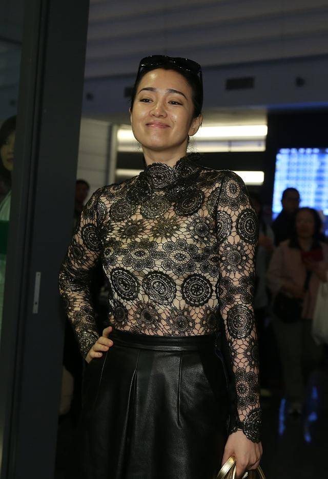 巩俐高调卖萌,穿黑色透视装搭黑色皮裙,身材婀娜饱满美得太高级