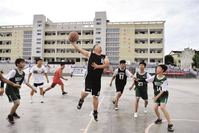 春波荡漾满学堂——记花垣县民乐镇初级中学校长麻春波