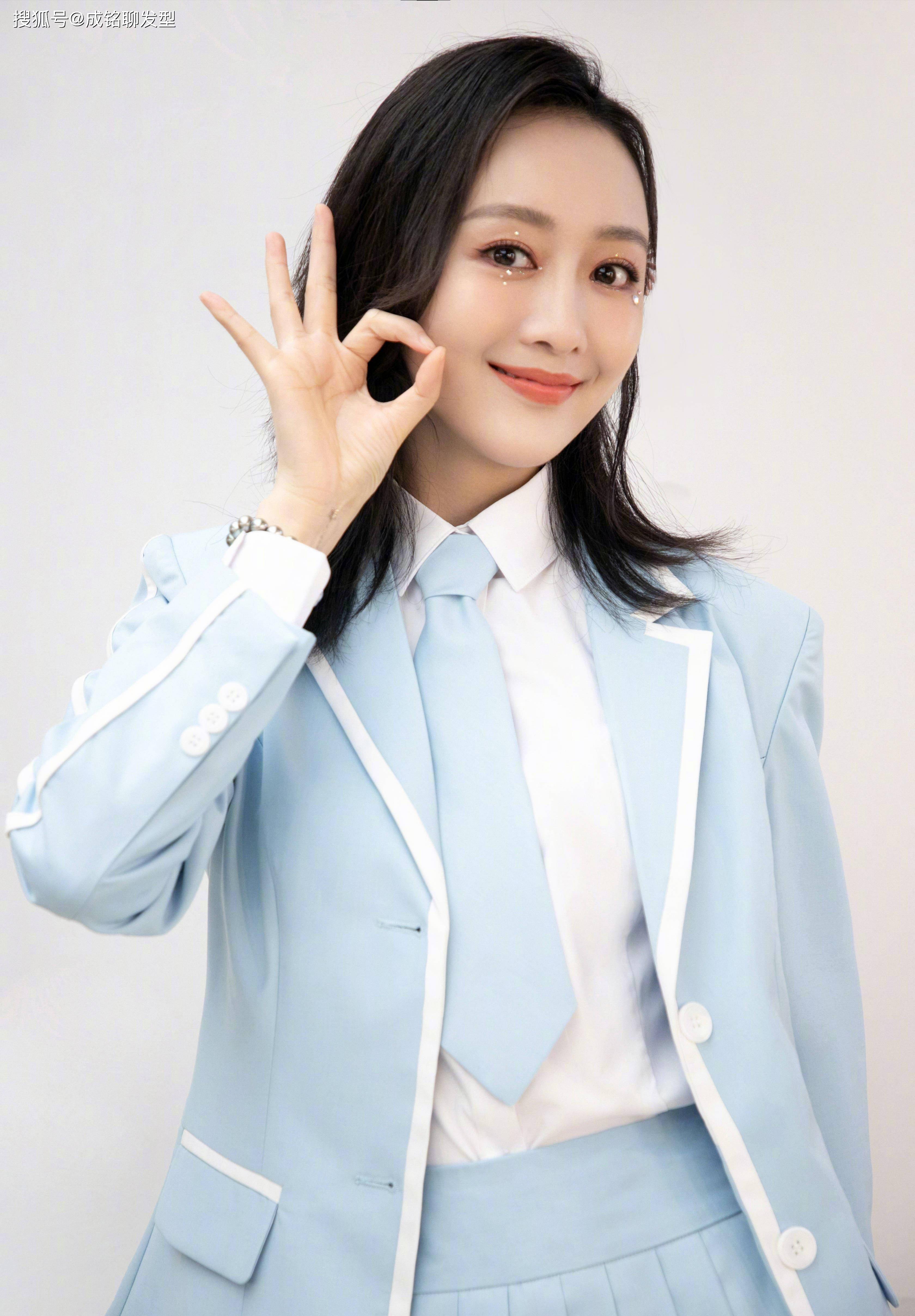 原创王鸥上节目够拼的,穿只有袖子的荧光衣,小背心配短裙秀出小蛮腰