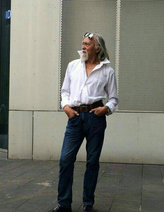 中国最潮老头84岁穿衣时髦肌肉健硕穿露肚脐走红毯气场强大