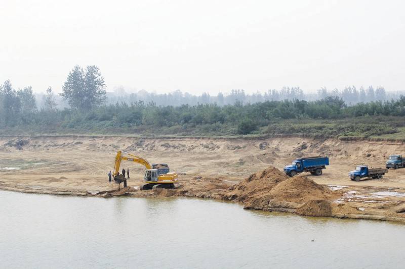 无证非法采砂获利31万余元 七被告人被提起刑事附带民事公益诉讼