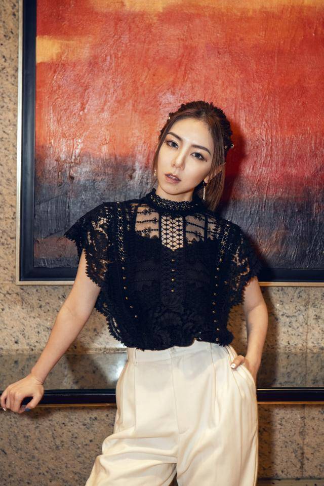 原创邓紫棋晒美照「整鼻」声浪又起粉丝看傻:越来越不像她