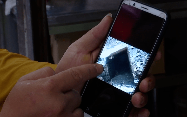 贵阳一店铺地板突然"炸"裂,大门都被掀开,竟是地底下有这个