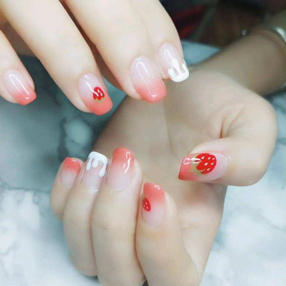 春季专属的草莓美甲~好撩人啊!