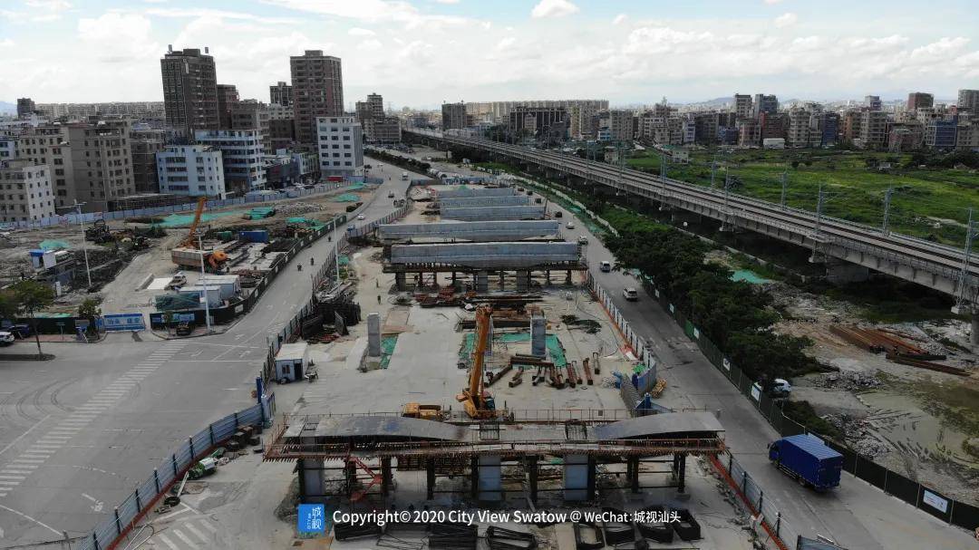 东厦路隧道顶板正在进行钢筋绑扎珠长跨线桥全线架梁完成