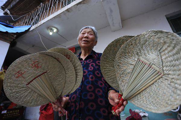 淮阳八旬老太手工编织蒲扇,传承老手艺,留下乡土文化